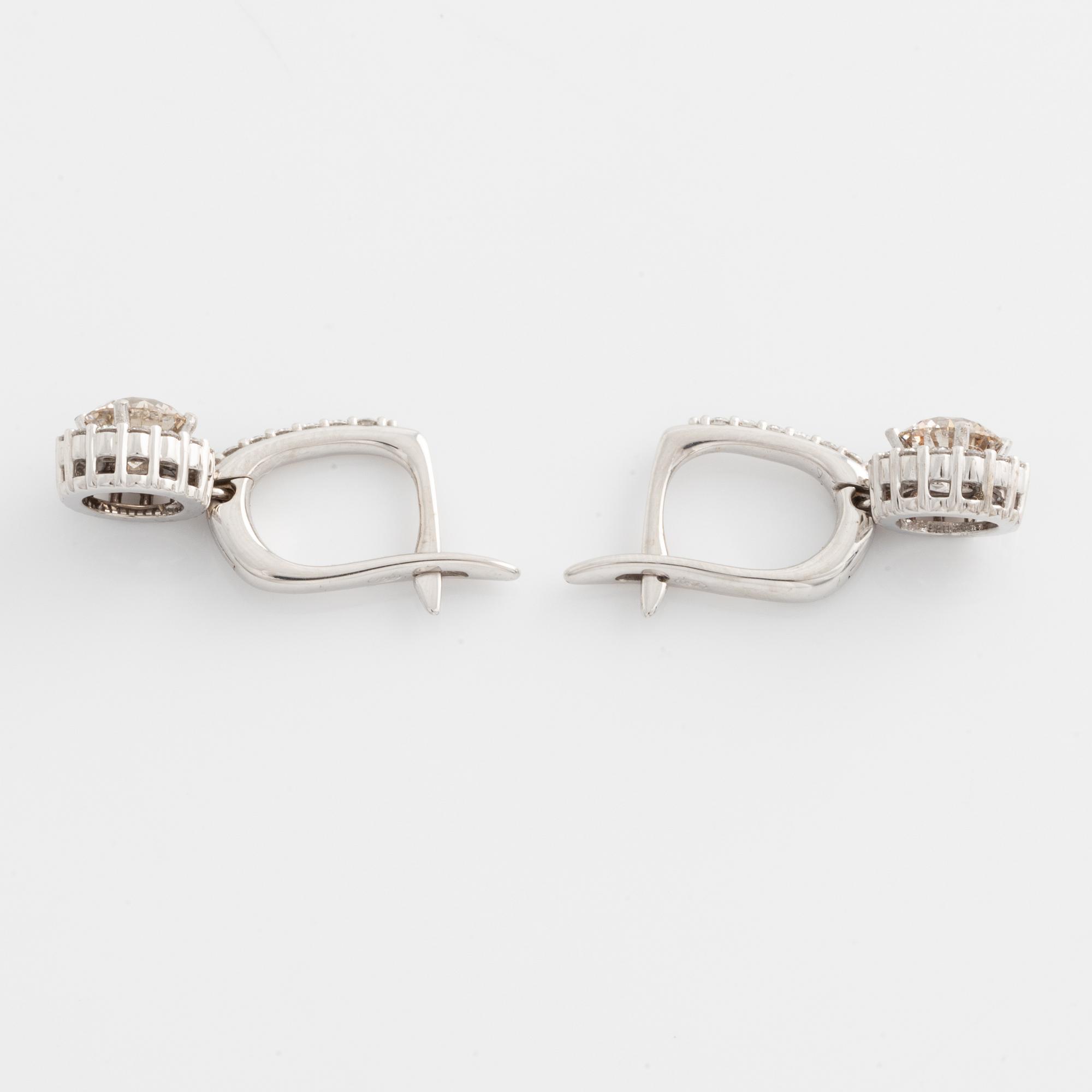Earrings with light brown brilliant-cut diamonds.