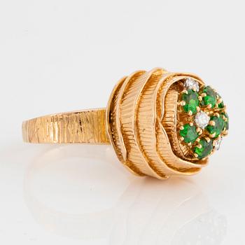 WA Bolin ring 18K guld med demantoidgranater och runda briljantslipade diamanter.