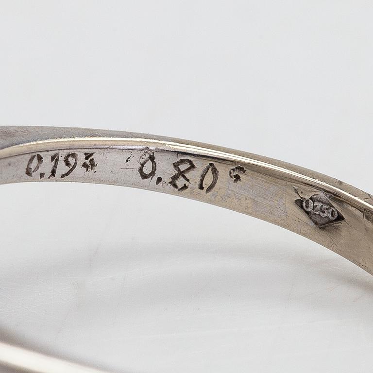 Ring, 18K vitguld med diamanter totalt ca 0.80 ct enligt gravyr. Importstämplad A.Tillander, Helsingfors 1973.