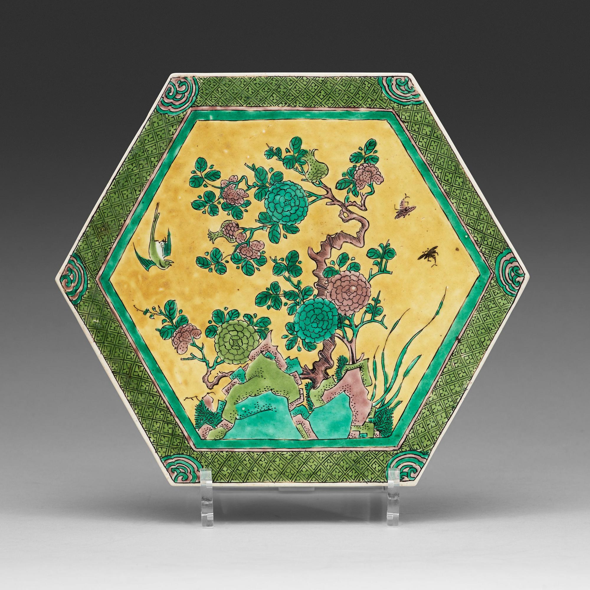 A famille verte stand, Qing dynasty, Kangxi (1662-1722).