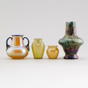 VASER, 4 st, iriserande glas, en med Lötz märkning, 1900-talets första hälft.