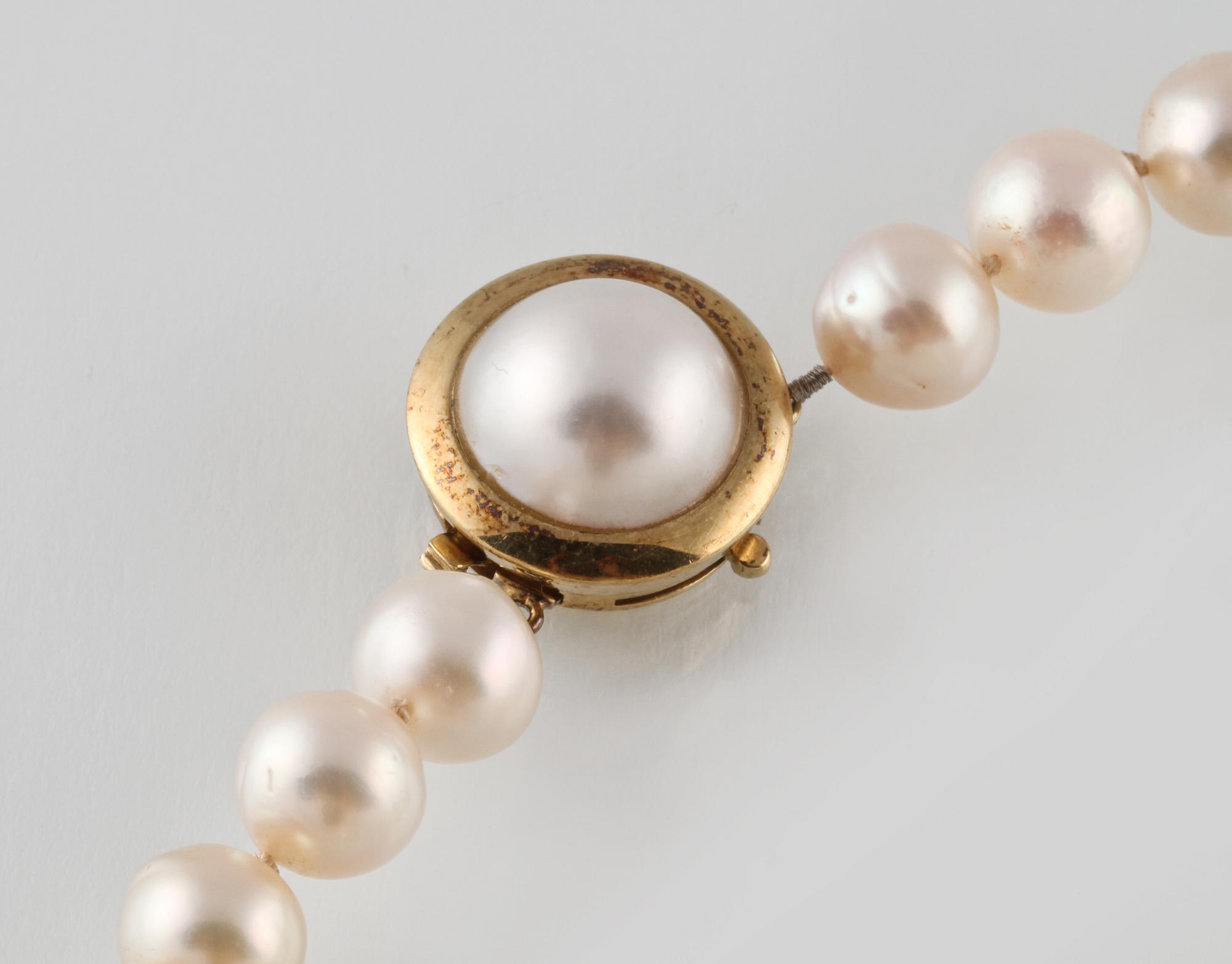 COLLIER, odlade pärlor med  lås i 14K guld.