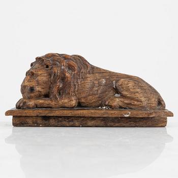 An oak lid with a carved lion, 19th Century.