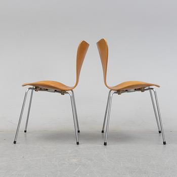 Arne Jacobsen, a pair of oak 'Sjuan' chairs, Fritz Hansen, 1950/60s.