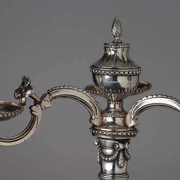KANDELABRAR, för tre ljus, ett par, av Johan Gustaf Ahlgren, Stockholm 1777, gustavianska.