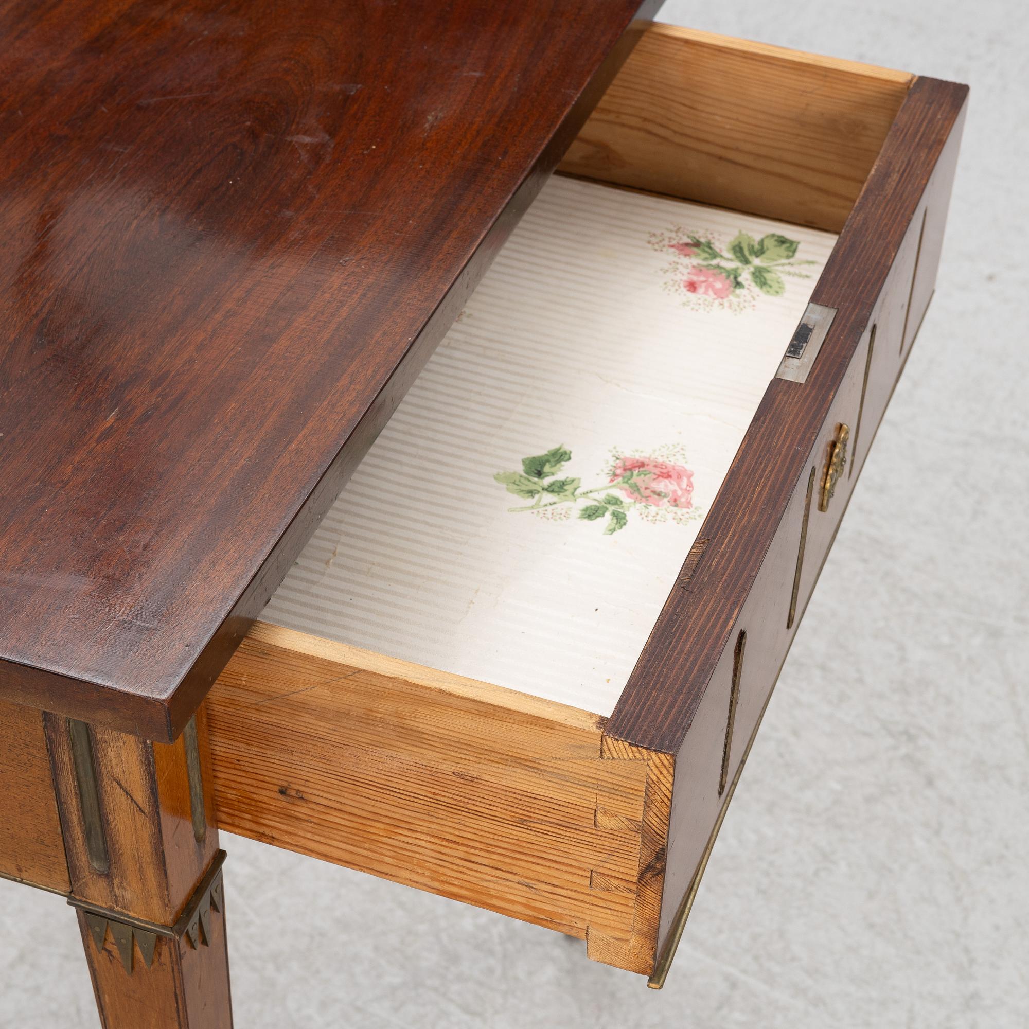 Sybord, sengustaviansk stil, omkring år 1900.