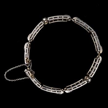 A BRACELET. БРАСЛЕТ, Арт-деко, платина, бриллианты. Вес ок. 39 гр.