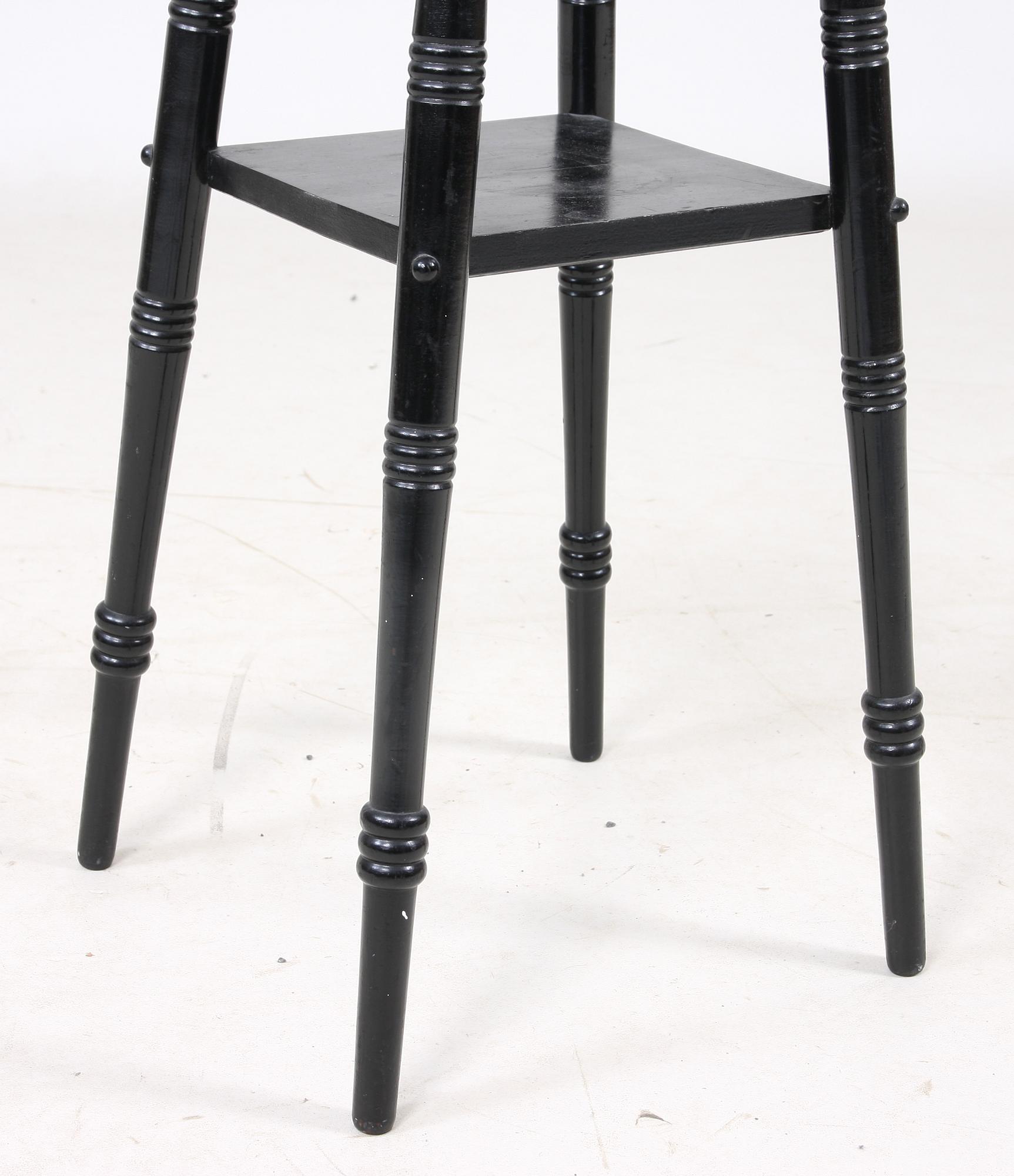 PIEDESTALER, ett par, nyrenässans, omkring sekelskiftet 1900.