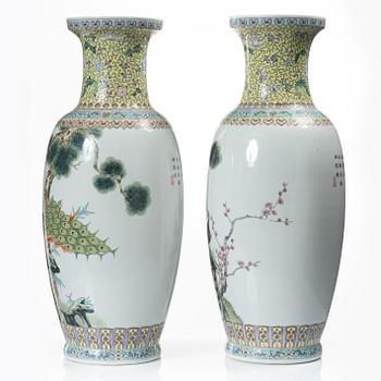 Golvvaser, ett par, porslin, Kina 1900-talets senare del.