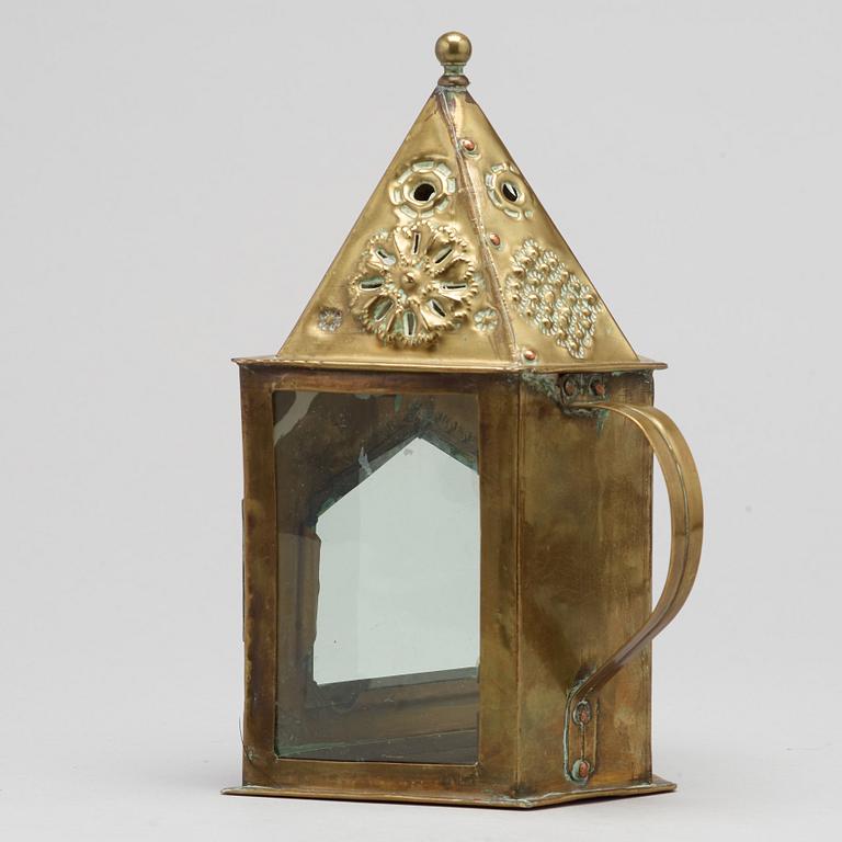 AN 18TH CENTURY BRASS HAND LANTERN.