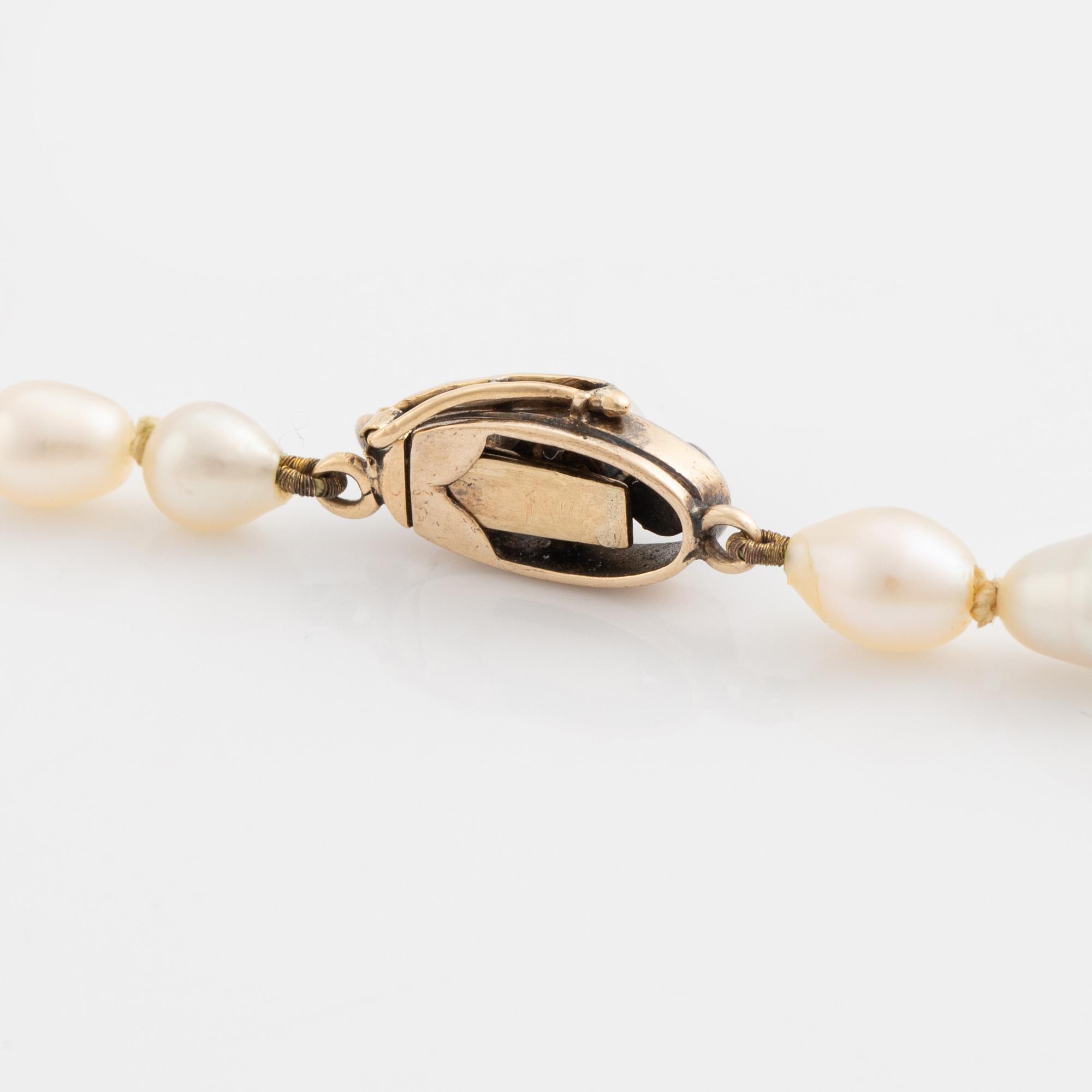 Pearl necklace, with graduated pearls.