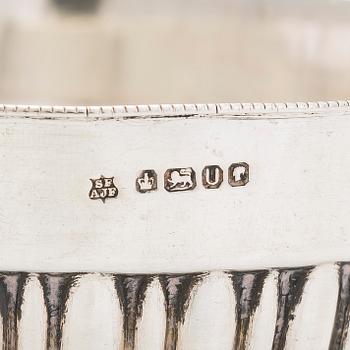 Suolakko, sokerikko, kermakko, sterlinghopea, Skotlanti ja Sheffield; teesiivilä, hopea, Turku ja hopeoitu leipäteline.