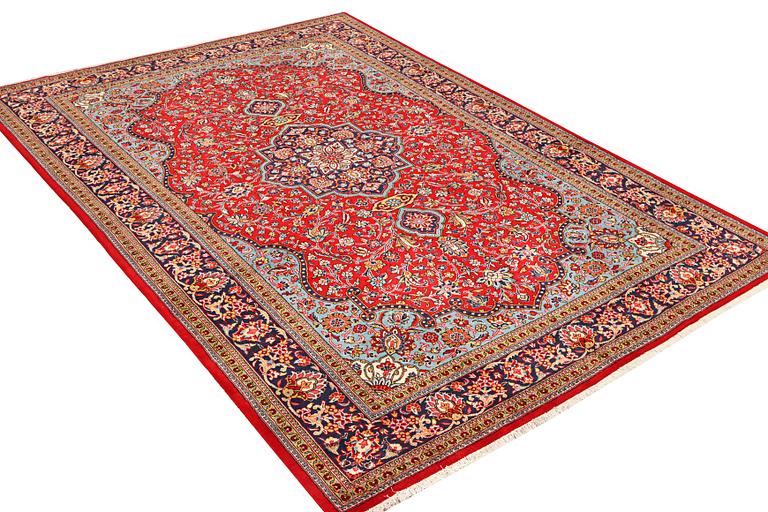 A Kashan carpet, c. 324 x 213 cm.