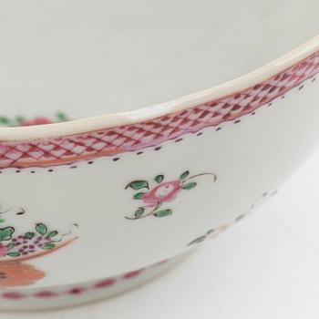 A par of Chinese famille rose porcelain bowls, Qing dynasty, Qianlong (1736-95).