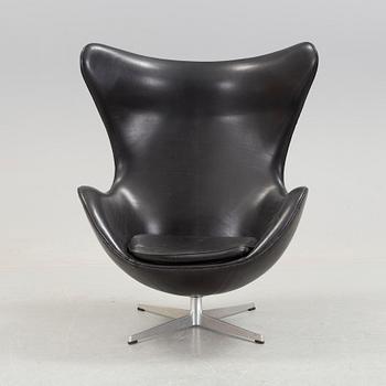 ARNE JACOBSEN, fåtölj, "Ägget", Fritz Hansen, Danmark, 1960-tal.