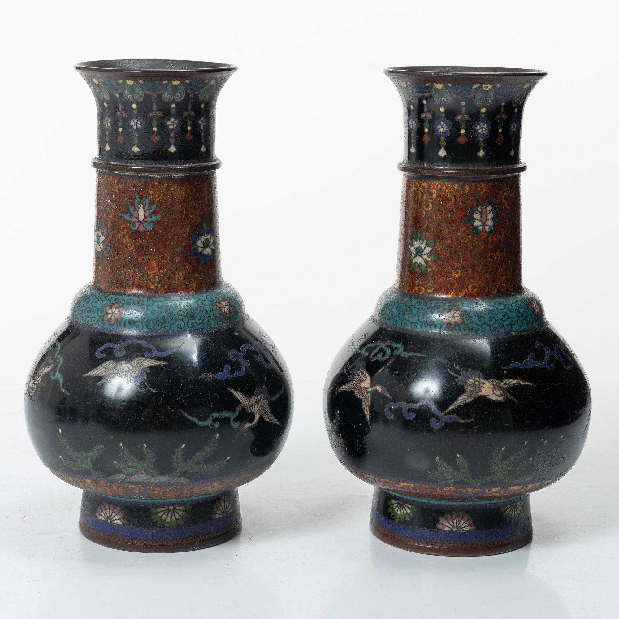 A pair of cloisonné vases, two dishes, two cylindrical vases and a jar with cover, 19/20th century.