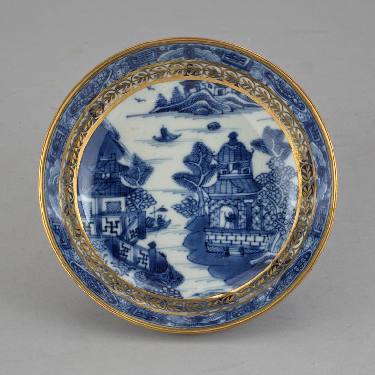 KOPPAR MED FAT, 7 st samt SKEDFAT, 2 st, porslin, Kina, Qing dynatin, Jiaqing (1796-1820).