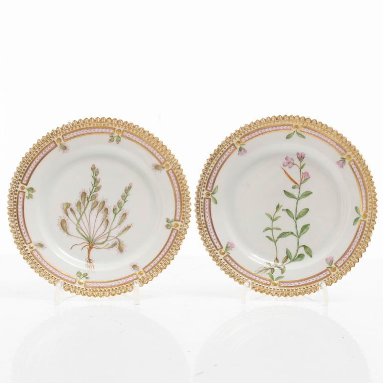 Assietter, fyra stycken samt små fat, två stycken, porslin. 'Flora Danica', Royal Copenhagen, Danmark, 1900-tal.