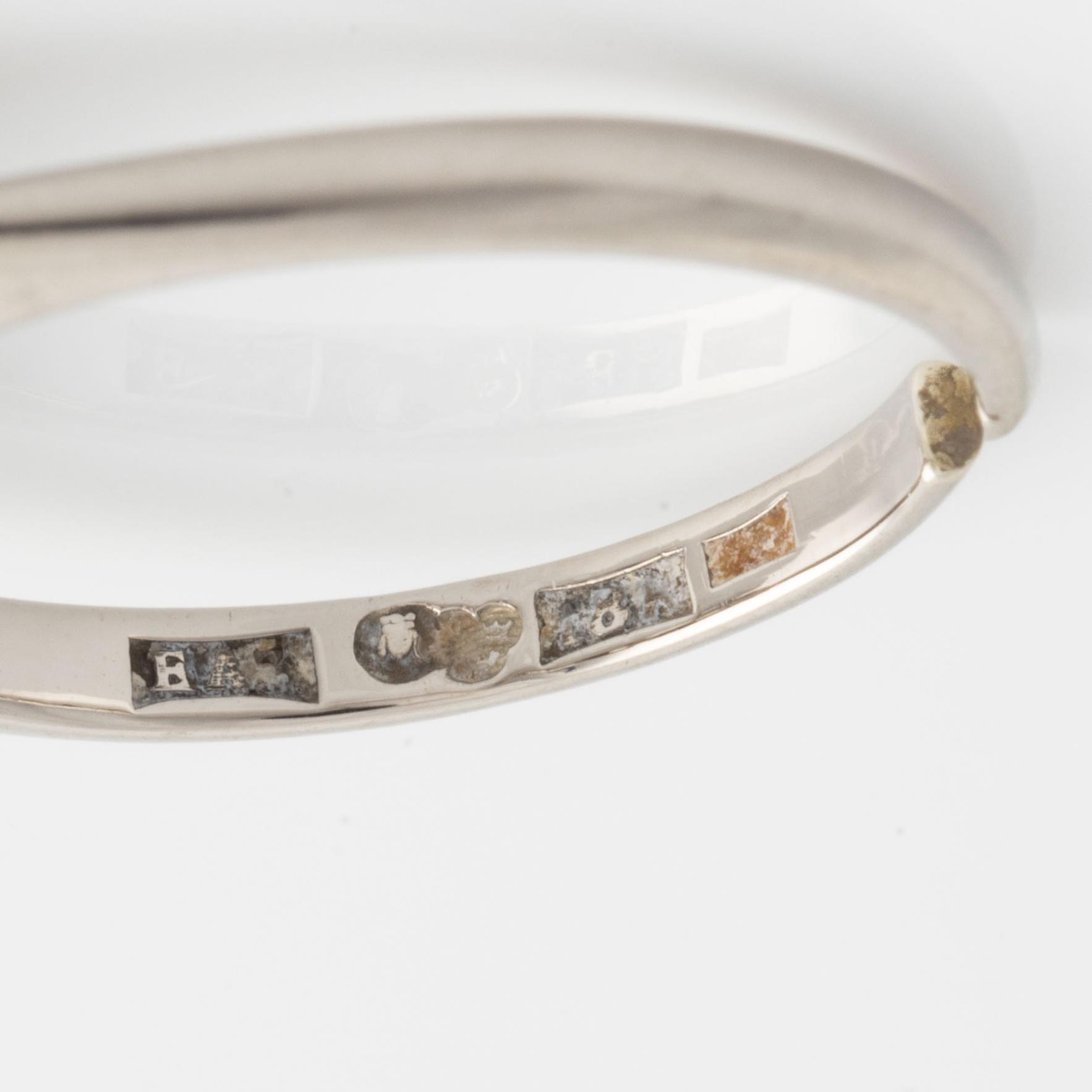 Ring with three brilliant-cut diamonds.