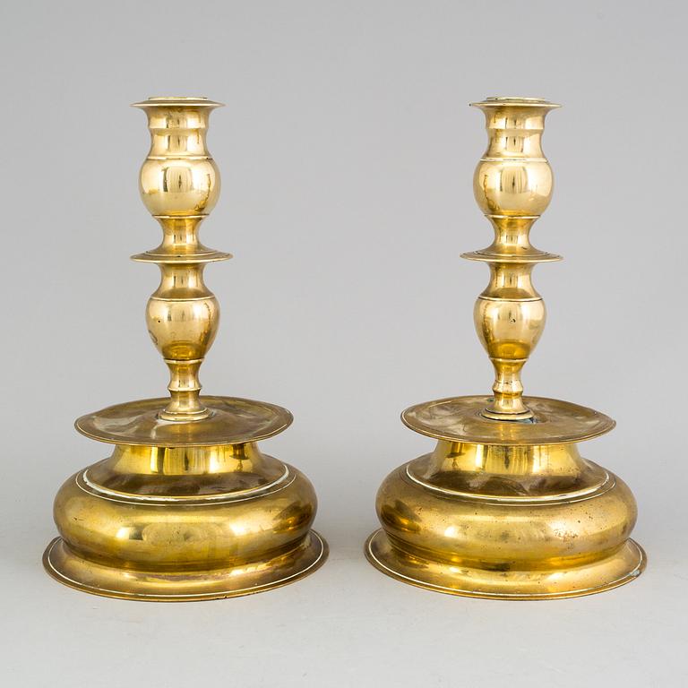 A pair of brass candlesticks, 18-/19th century.