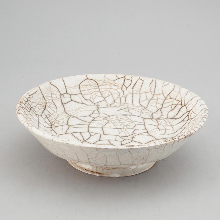 A ge glazed ceramic footed dish, late Qing dynasty.