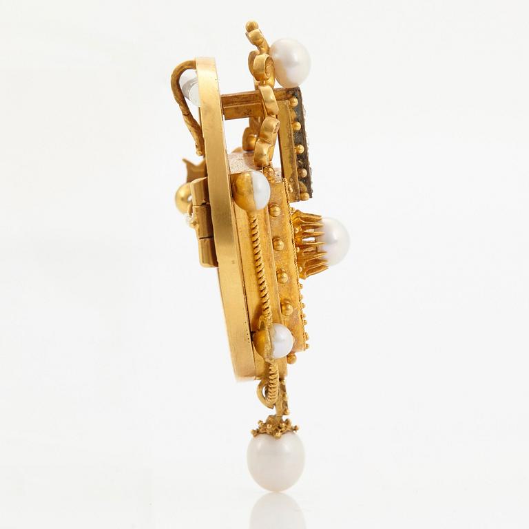 An 18K gold brooch/pendant set with pearls and rose-cut diamonds.