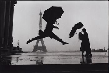 99. Elliott Erwitt, "Paris", 1989.