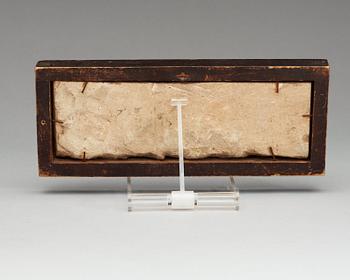 KAKELFRAGMENT. 6,5 x 19,5 cm. Turkiet, Iznik 1600-tal.