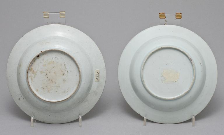 BÄRTALLRIKAR, 2 st samt TALLRIKAR, 2 st, porslin, Kina, 1700-tal.