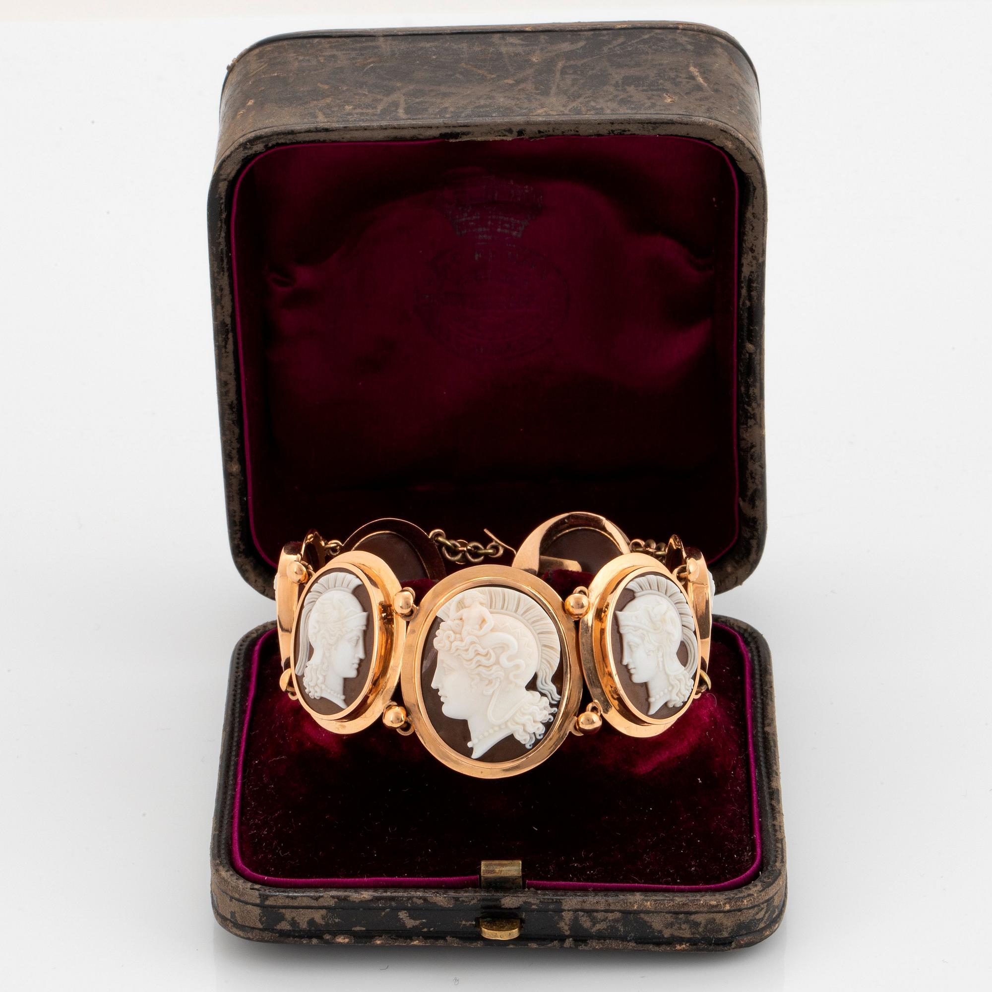 Armband 18K guld med snäckskalscaméer.