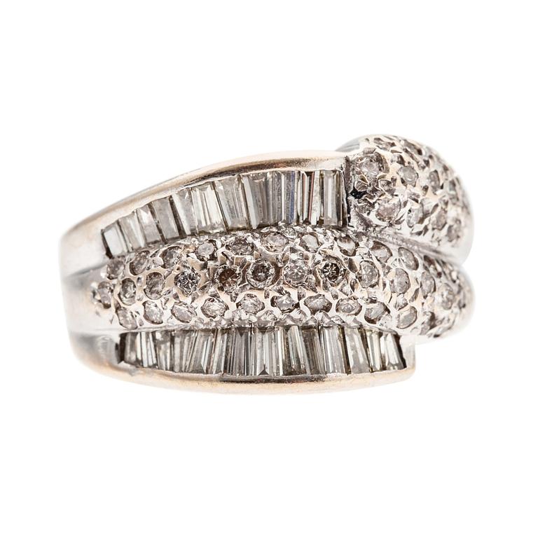 RING, 18K vitguld. Briljant- och baguetteslipade diamanter ca 1,40 ct. Storlek 16+. Vikt 8,4 g.