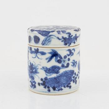 A group of Chinese Export porcelain, Qing dynasty, 18th Century and the jar with cover, late Qing dynasty.