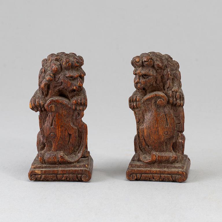 A pair of wooden sculptures, 18th century.