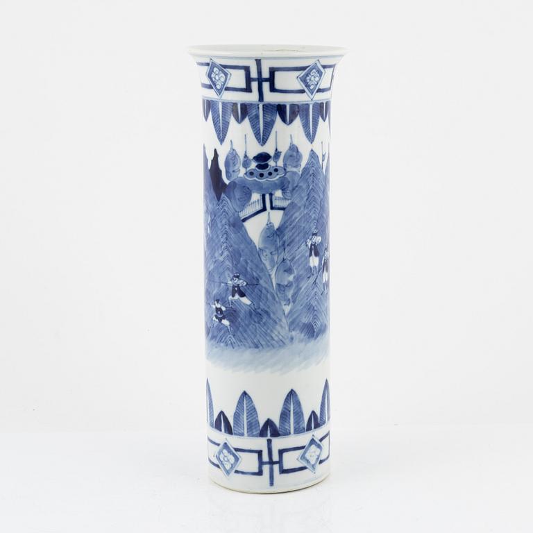 A porcelain vase, China, 20th century.