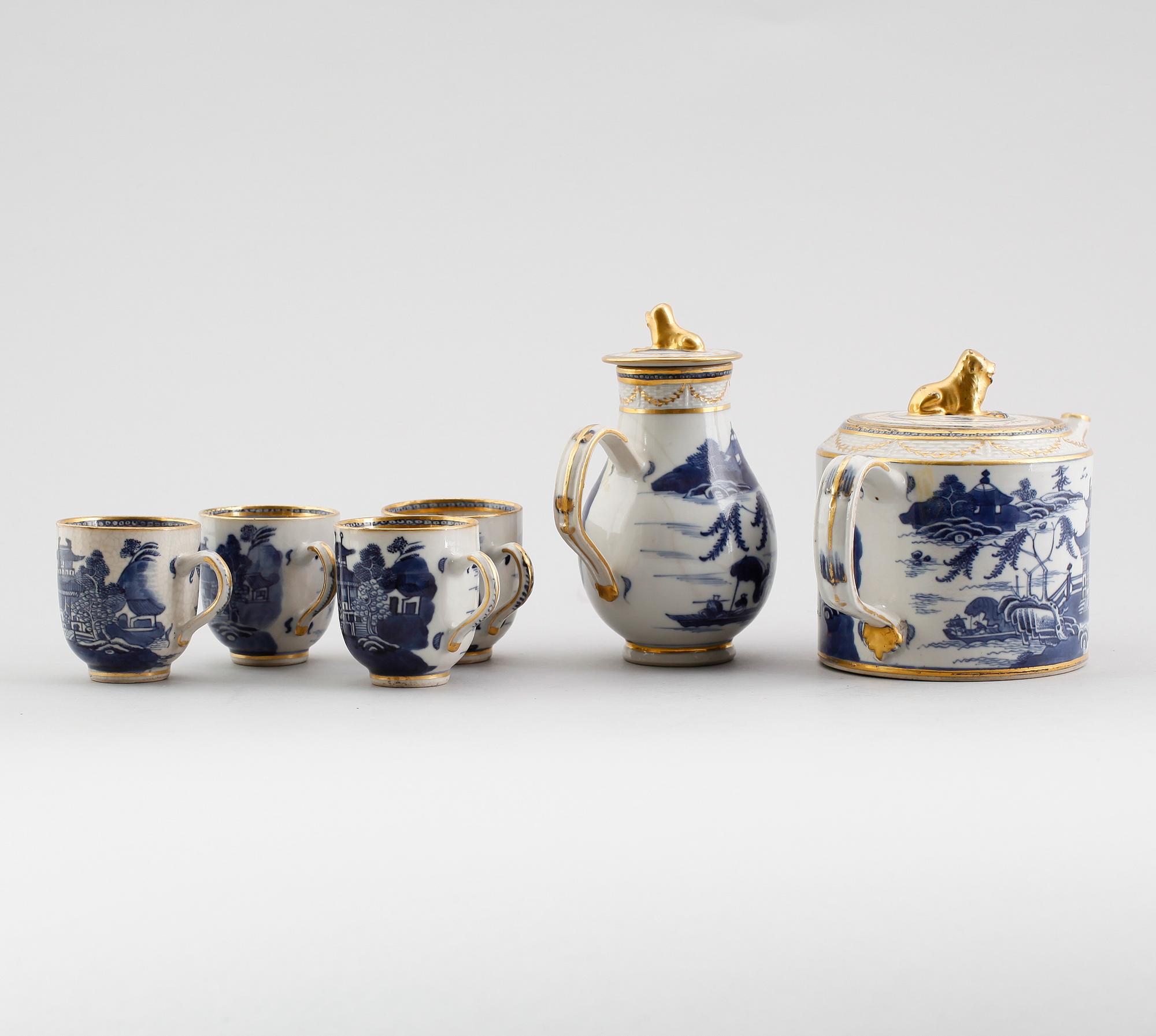 TEKANNA, TILLBRINGARE SAMT KOPPAR, 4 st, porslin, Kina, Qianlong 1736-1795.