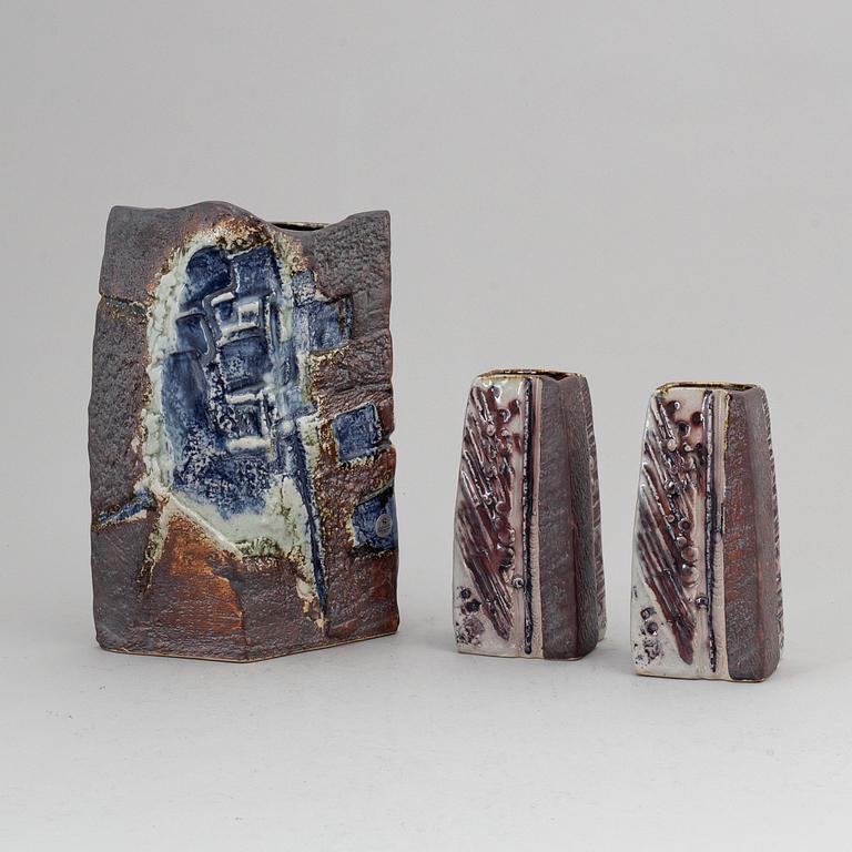 CARL-HARRY STÅLHANE, a set of three stoneware vases from the second half of the 20th century.