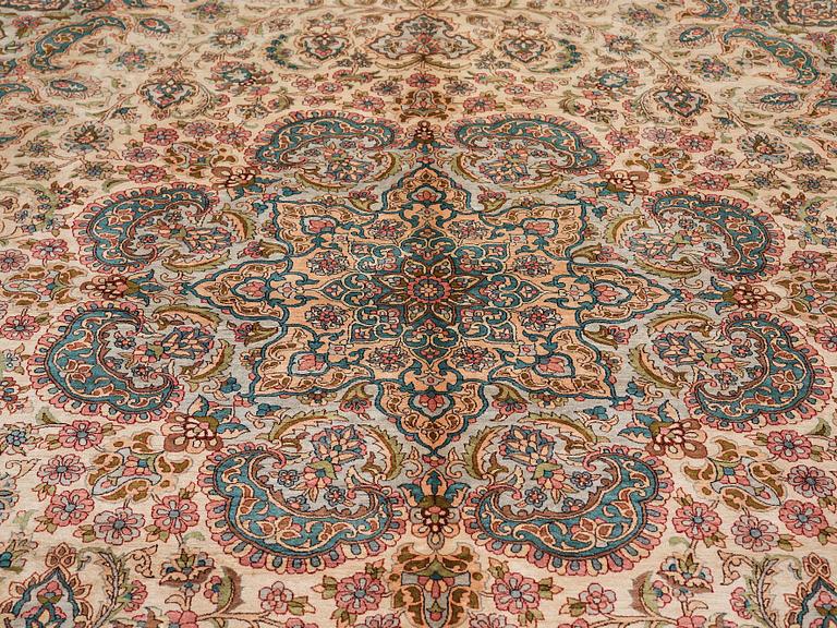 MATTO, an old silk Turkey, ca 428 x 299-307 cm.