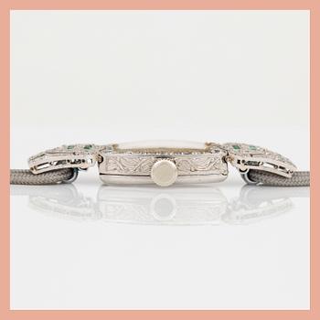 ARMBANDSUR, Art Deco, silver med åttkantslipade diamanter, tot ca 0,74 ct och smaragder. Total vikt ca 15 g.