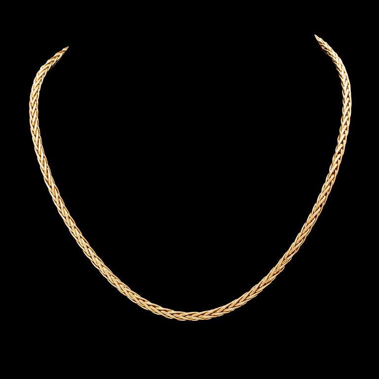Necklace herringbone chain in 18K gold.