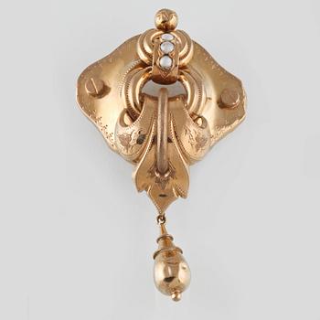 BROSCH, 18K guld med 3 troligtvis orientaliska pärlor, Gustav Dahlgren & Co, Malmö, 1881. Vikt 12,4 gram.