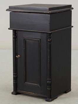 POTTSKÅP, nyrenässans, omkring 1900.