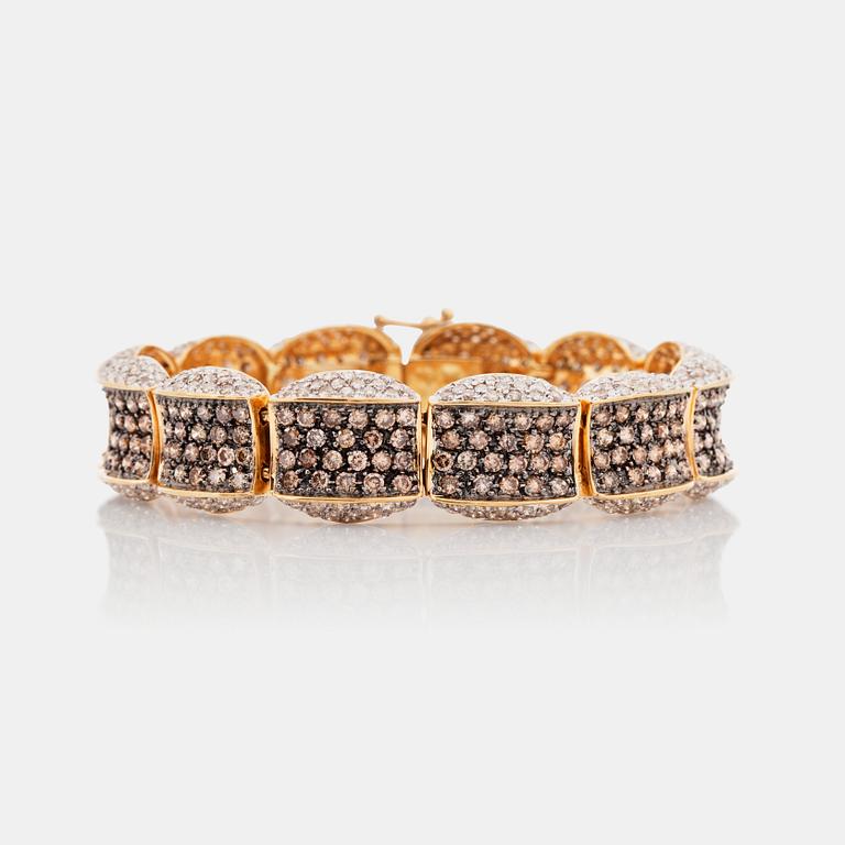 ARMBAND med bruna samt vita briljantslipade diamanter totalt 11.57 ct. Vita diamanter totalt 5.22 ct, bruna 6.35 ct.