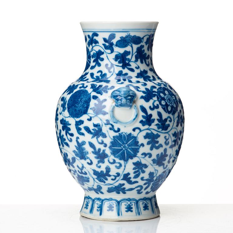 A blue and white vase, Qing dynasty, 19th Century.