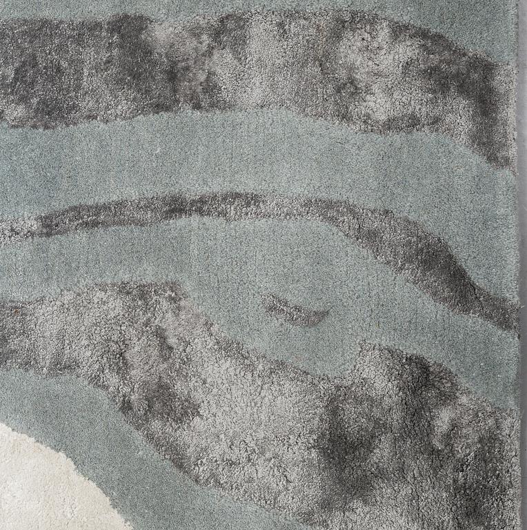 A Layrered "Onyx" Carpet, Measurement 250x350 cm.