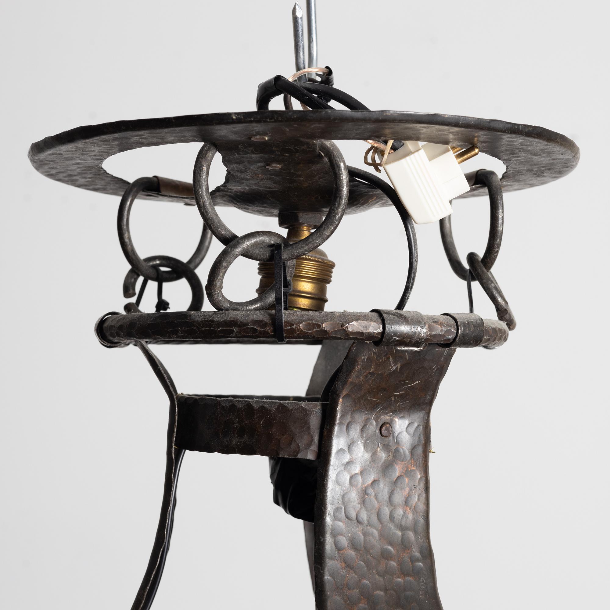 Taklampa, driven koppar, färgat glas, tidigt 1900-tal.