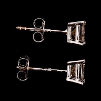 ÖRHÄNGEN, 1 par, 14 k vitguld, princesslipade diamanter tot ca 0.84 ct.
