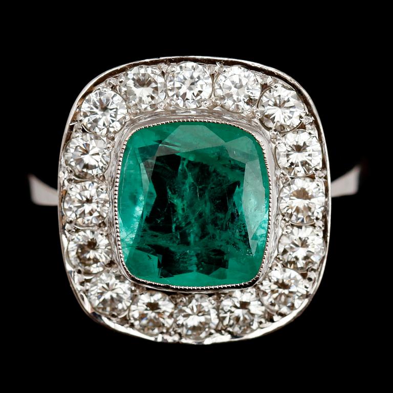 RING, 18 k vitguld, smaragd ca 3,20 ct samt briljantslipade diamanter 1,60 ct enl gravyr.