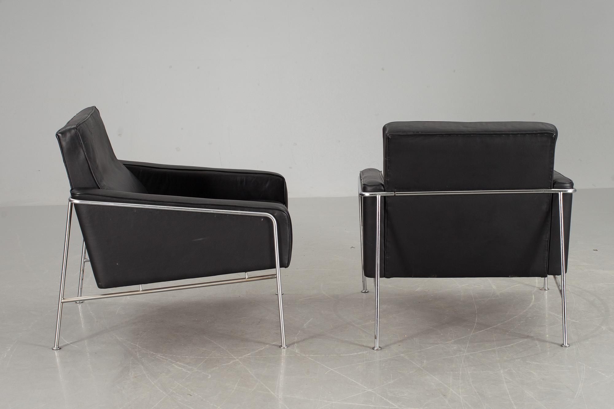 FÅTÖLJER, ett par, Arne Jacobsen, modell 3300 för Fritz Hansen. Danmark.