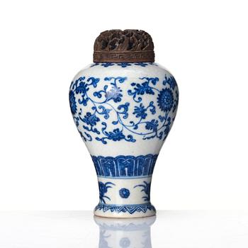 A Chinese blue and white miniature vase, Qing dynasty, 18th century.