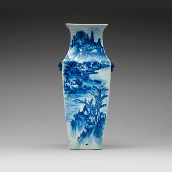 612. A blue and white vase, Qing dynasty 19th century.